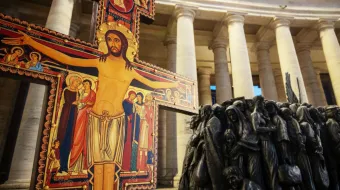 Imagen del Cristo de San Damián y monumento "Angels Unawares" en el Vaticano, en honor a los migrantes.