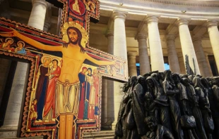 Imagen del Cristo de San Damián y monumento "Angels Unawares" en el Vaticano, en honor a los migrantes. Crédito: Daniel Ibáñez - EWTN News