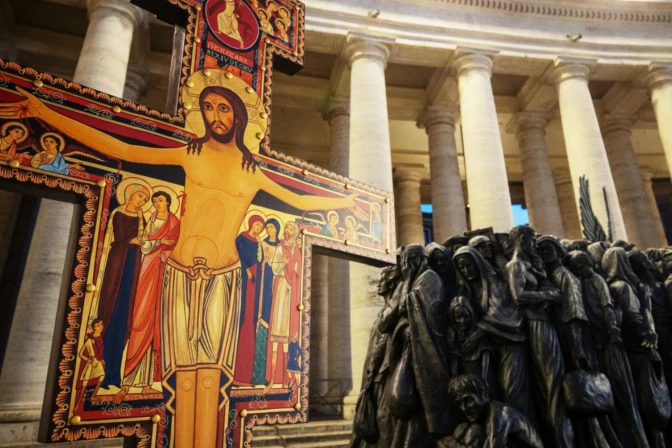 Monumento "Angels Unawares" en el Vaticano en honor a los migrantes