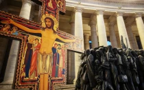 Imagen del Cristo de San Damián y monumento "Angels Unawares" en el Vaticano, en honor a los migrantes.