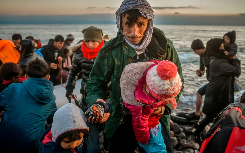Migrantes llegan a la isla griega de Lesbos después de cruzar en un bote el mar Egeo desde Turquía, en marzo de 2020?w=200&h=150