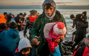 Migrantes llegan a la isla griega de Lesbos después de cruzar en un bote el mar Egeo desde Turquía, en marzo de 2020 Crédito: Ververidis Vasilis (Shutterstock).