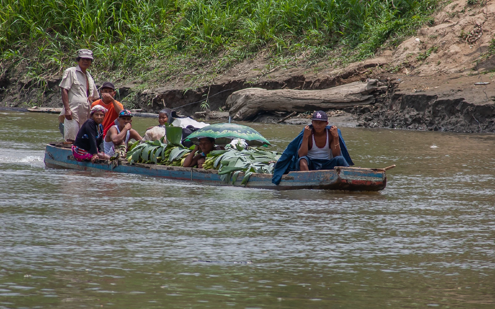 Migrantes indígenas viajando en barco hacia Yaviza en la provincia de Darién de Panamá, en América Central.?w=200&h=150