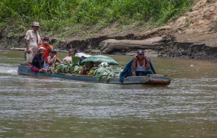 Migrantes indígenas viajando en barco hacia Yaviza en la provincia de Darién de Panamá, en América Central. Crédito: Gonzalo Bell - Shutterstock