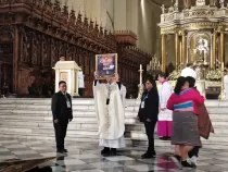 Arzobispo de Lima, Mons. Carlos Castillo, sosteniendo imagen que representa el Milagro eucarístico de Ciudad Eten