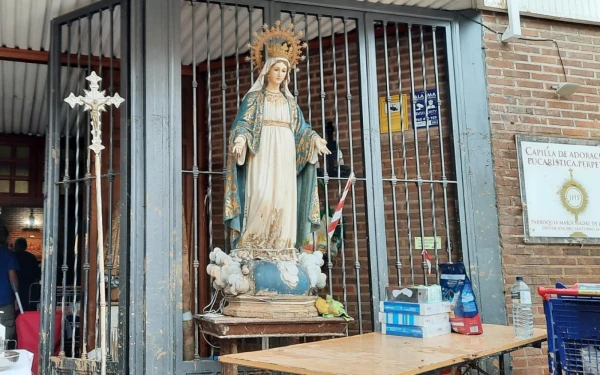 La Virgen Milagrosa a las puertas de la parroquia María Madre de Catarroja (Valencia). Crédito: Cedida por el P. José Vicente Alberola.