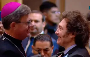 El Arzobispo de Buenos Aires saluda a Javier Milei, presidente de Argentina, en el Tedeum del 25 de mayo en la Catedral de Buenos Aires Crédito: Youtube Canal Orbe 21