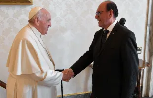 El Papa Francisco con ministro César Landa Arroyo. Crédito: Vatican Media 