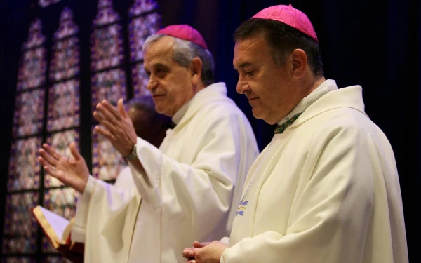 Mons. Eusebio Elizondo, Obispo Auxiliar de la Arquidiócesis de Seattle (izquierda); y Mons. Mario A. Avilés, Obispo Auxiliar de Brownsville, Texas, celebran una Misa durante la Conferencia 2024 de la Asociación Nacional de Directores Diocesanos Católicos del Ministerio Hispano. Crédito: Emily Chaffins.