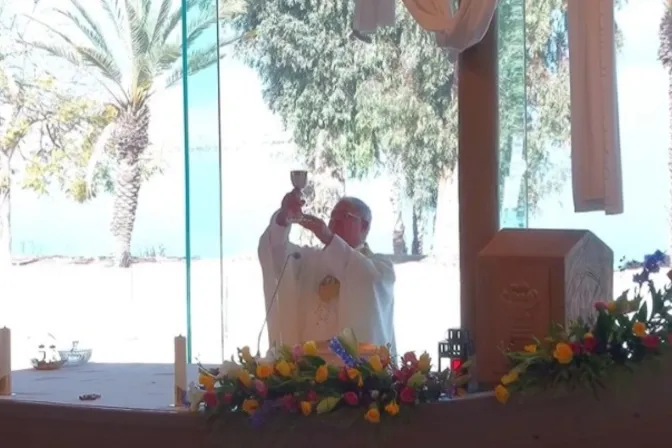 El P. Juan Solana celebró la Misa de Domingo de Resurrección en Magdala.