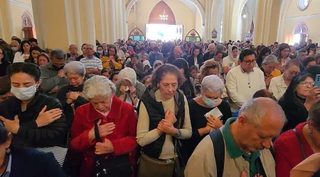 Fieles llenan la iglesia La Porciúncula de Bogotá.