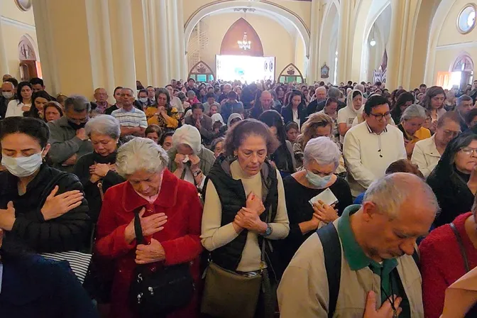 Fieles llenan la iglesia La Porciúncula de Bogotá.