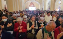 Fieles llenan la iglesia La Porciúncula de Bogotá.