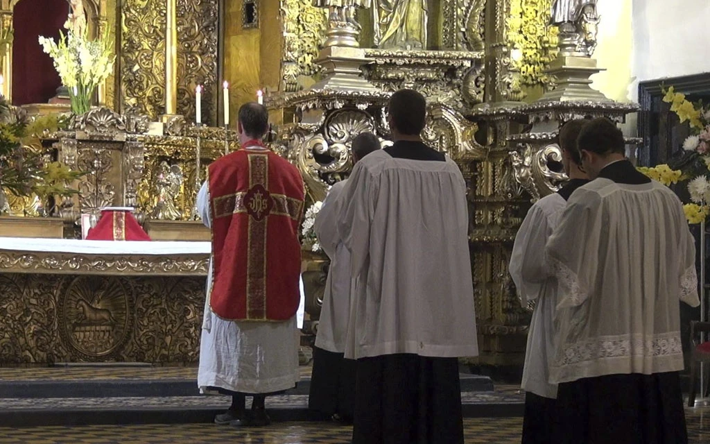 El sacerdote y los acólitos en una Misa tradicional en Lima, Perú.?w=200&h=150