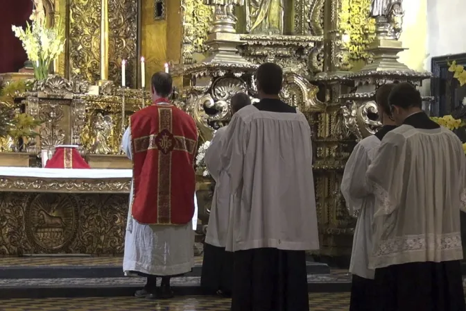 El sacerdote y los acólitos en una Misa tradicional 14082024