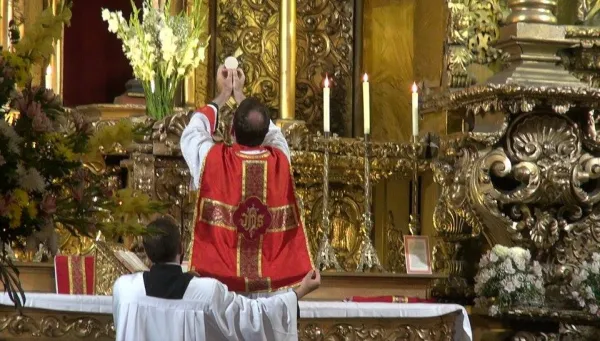 Elevación de la hostia consagrada durante la Misa tradicional. Crédito: Yhonatan Luque