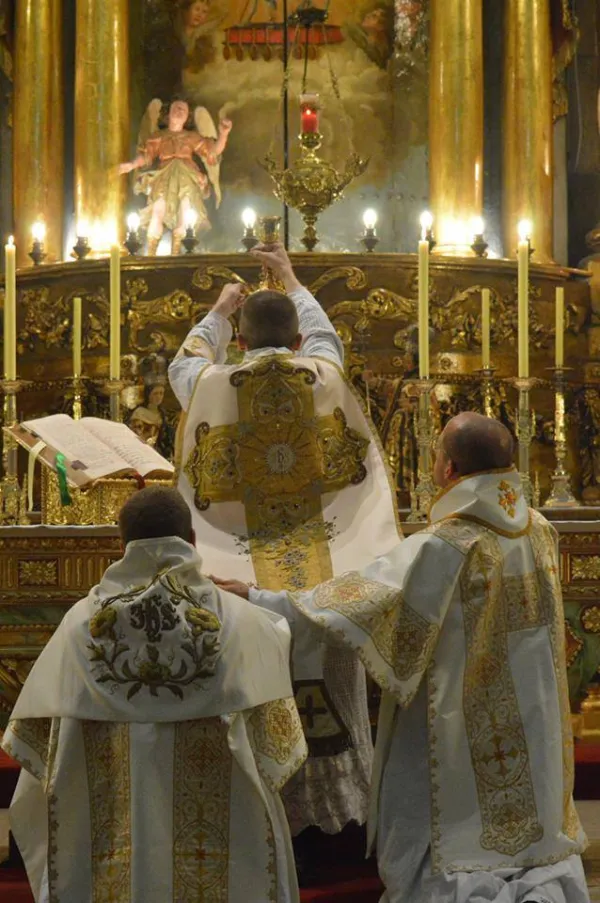 Elevation of the chalice during the traditional Mass. Credit: Yhonatan Luque