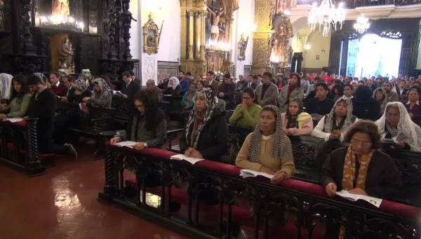 Faithful at a traditional Mass, some women with veils over their heads. Credit: Yhonatan Luque