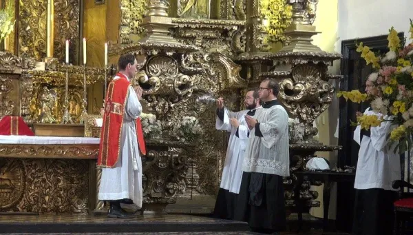 Acolytes incense the priest during a traditional Mass. Credit: Yhonatan Luque