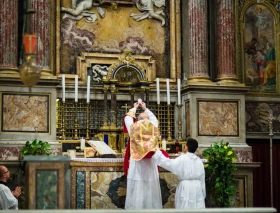 Lores británicos y celebridades piden al Vaticano que preserve el «tesoro» de la Misa en latín