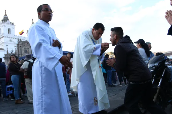 Faithful receiving communion. Credit: Eduardo Berdejo – EWTN News