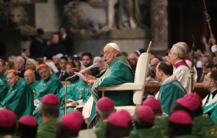 El Papa Francisco se dirige a los obispos reunidos en la Basílica de San Pedro en el Vaticano para la Misa de clausura del Sínodo de la Sinodalidad, el 27 de octubre de 2024. Crédito: Julia Cassell / EWTN News