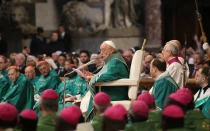 El Papa Francisco se dirige a los obispos reunidos en la Basílica de San Pedro en el Vaticano para la Misa de clausura del Sínodo de la Sinodalidad, el 27 de octubre de 2024.