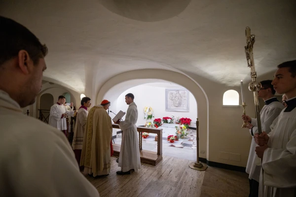 Misa en memoria del Papa Benedicto XVI en las Grutas Vaticanas, en el altar de la tumba de San Pedro, en el Vaticano, el 31 de diciembre de 2024. Crédito: Daniel Ibáñez - ACI Prensa.