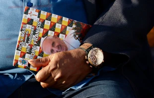 Detalle del folleto impreso con motivo de la celebración de la Misa en el estadio Sor John Guise de Port Moresby (Papúa Nueva Guinea) el 8 de septiembre de 2024. Crédito: Daniel Ibáñez / EWTN News.