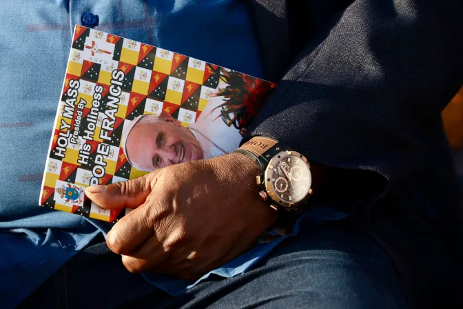 Detalle del folleto impreso con motivo de la celebración de la Misa en el estadio Sor John Guise de Port Moresby (Papúa Nueva Guinea) el 8 de septiembre de 2024.