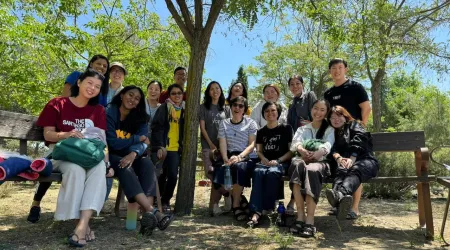 La misionera Monika Tjhin Punan, junto a un grupo de jóvenes de Singapur en el Camino de Santiago.