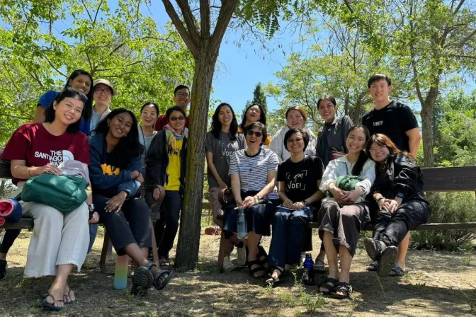 La misionera Monika Tjhin Punan, junto a un grupo de jóvenes de Singapur en el Camino de Santiago.