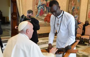 Misionero muestra crucifijo al Papa Francisco este 11 de mayo. Crédito: Vatican Media 