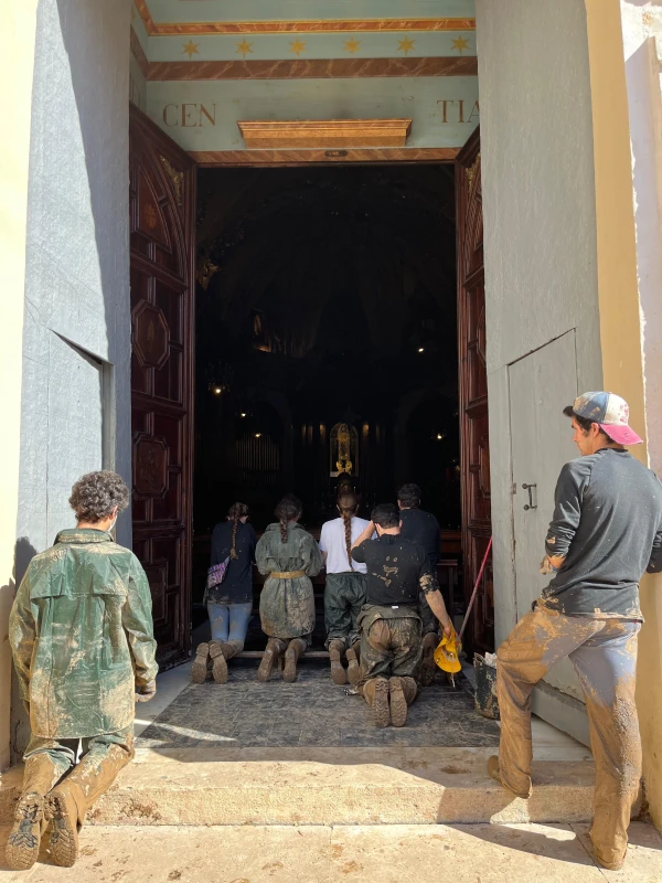 Misioneros rezando antes de salir a llevar la ayuda humanitaria a los más necesitados en El Raval. Crédito: Cortesía de la hermana Clara Medina Serra