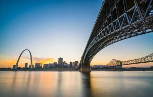 Un puente sobre el río Misisipi cerca de St. Louis. Crédito: Checubus / Shutterstock.