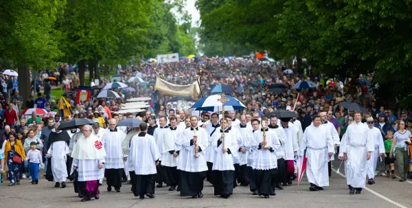 Más de 7.000 personas asistieron a una procesión eucarística en St. Paul, Minnesota, el 27 de mayo de 2024. Crédito: Dave Hrbacek / The Catholic Spirit