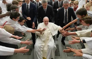 Papa Francisco saludan a monaguillos de Francia. Crédito: Vatican Media 