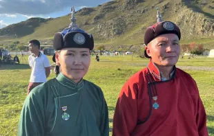 Dos mongoles ataviados con los trajes típicos. Crédito: Courtney Mares / Catholic News Agency