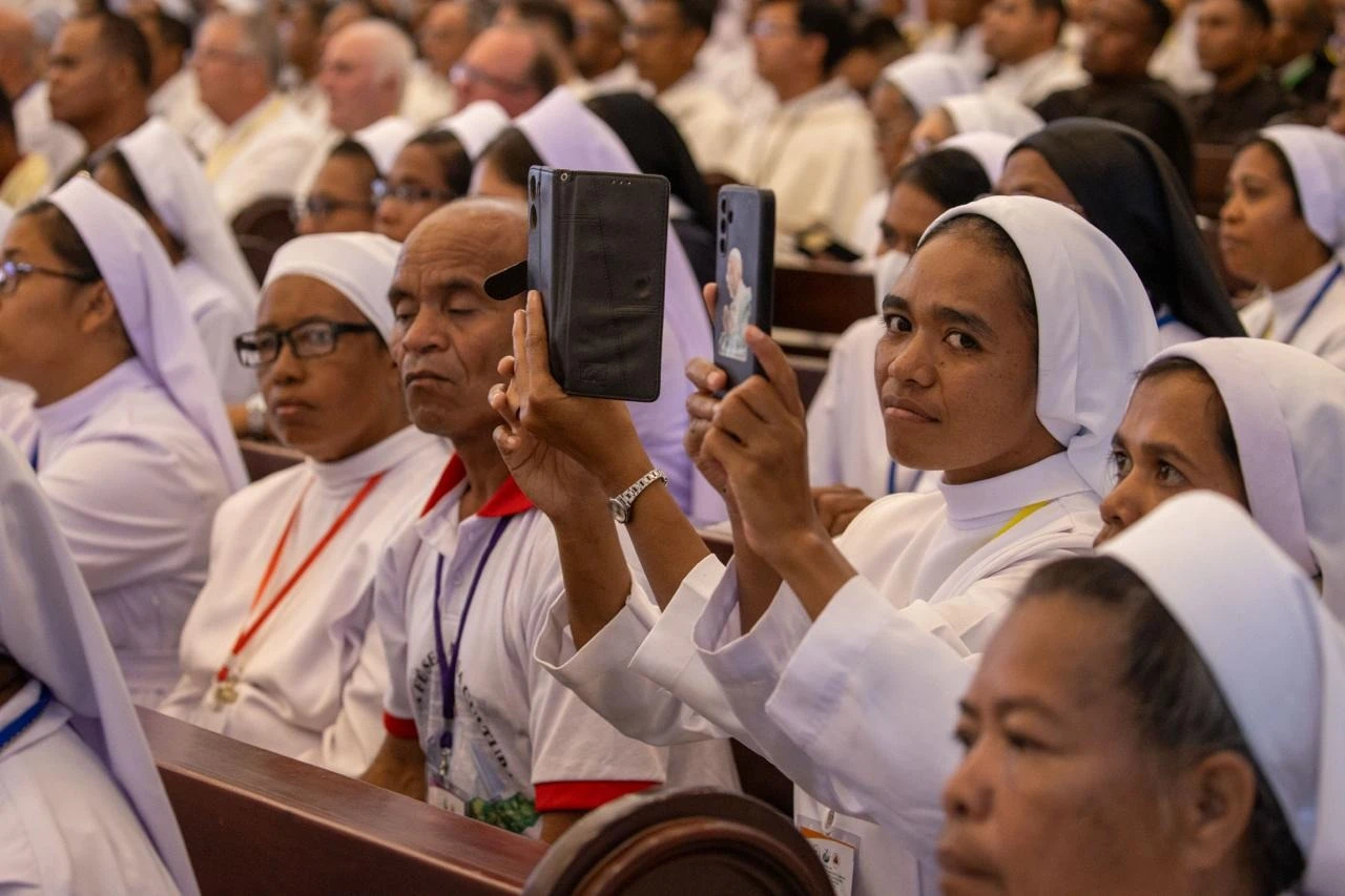 Una monja sigue el discurso del Papa Francisco a los obispos, el clero y los catequistas  en la Catedral de la Inmaculada Concepción en Dili (Timor Oriental).?w=200&h=150