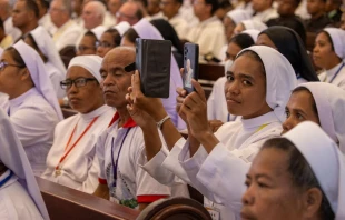 Una monja sigue el discurso del Papa Francisco a los obispos, el clero y los catequistas  en la Catedral de la Inmaculada Concepción en Dili (Timor Oriental). Crédito: Daniel Ibáñez / EWRN News.