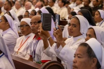 Una monja sigue el discurso del Papa Francisco a los obispos, el clero y los catequistas  en la Catedral de la Inmaculada Concepción en Dili (Timor Oriental).