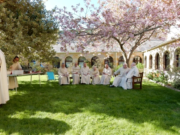 Comunidad de monjes benedictinos de la abadía de Pluscarden en el claustro. Crédito: Giles Conacher OSB/Pluscarden Abbey