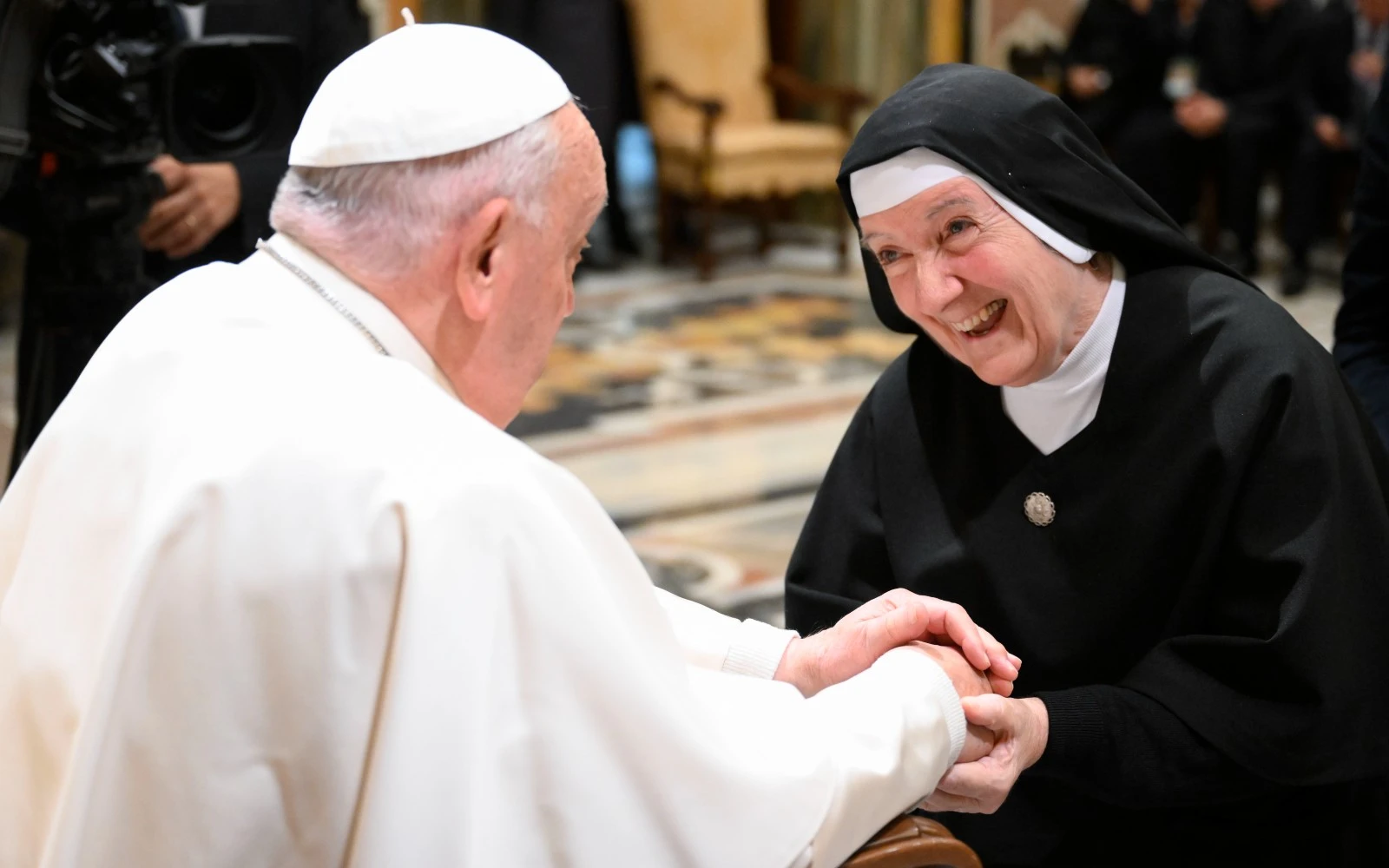 Imagen del Papa Francisco con una de las participantes en el congreso de Causa para los Santos?w=200&h=150