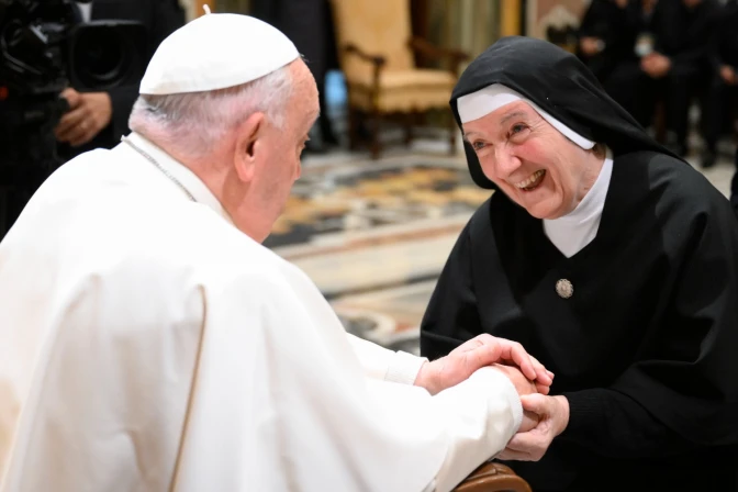 Imagen del Papa Francisco con una de las participantes en el congreso de Causa para los Santos