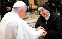 Imagen del Papa Francisco con una de las participantes en el congreso de Causa para los Santos