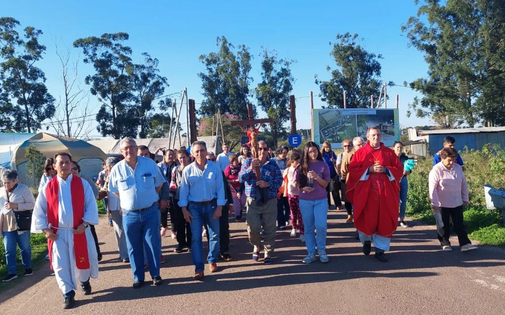 Mons. Canecín en procesión a la Cruz Gil?w=200&h=150