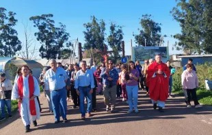 Mons. Canecín en procesión a la Cruz Gil Crédito: Prensa Obispado de Goya