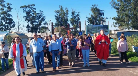 Mons. Canecín en procesión a la Cruz Gil