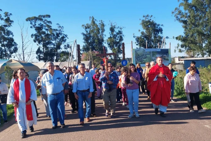 Mons. Canecín en procesión a la Cruz Gil