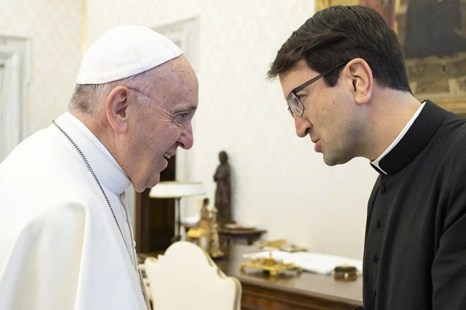 El Papa Francisco con el Obispo Raimo Goyarrola